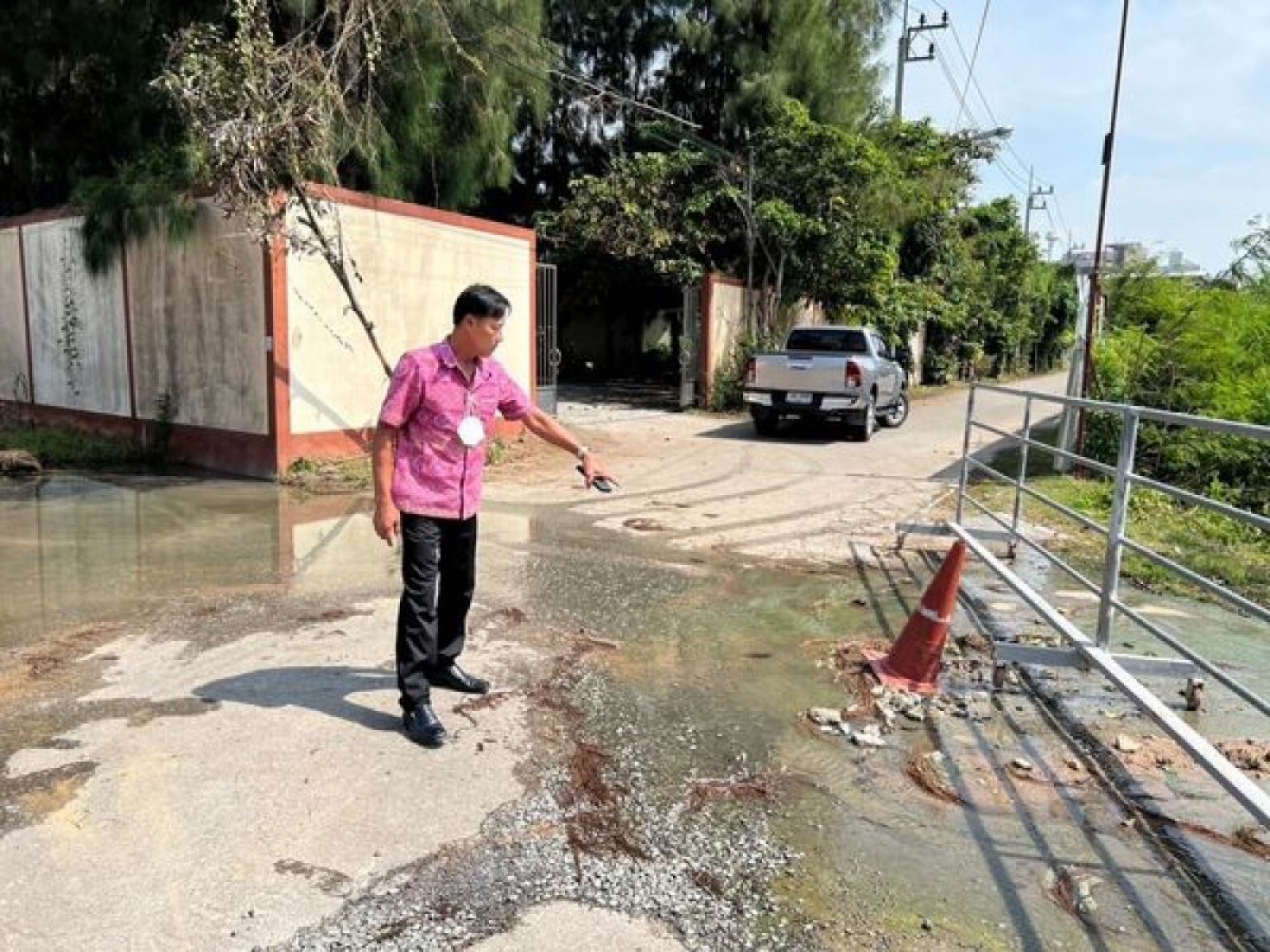 การลงพื้นที่สำรวจในกรณี น้ำผุดจากท่อระบายน้ำส่งผลทำให้น้ำเอ่อท่วมถนนซอยนาจอมเทียน 8