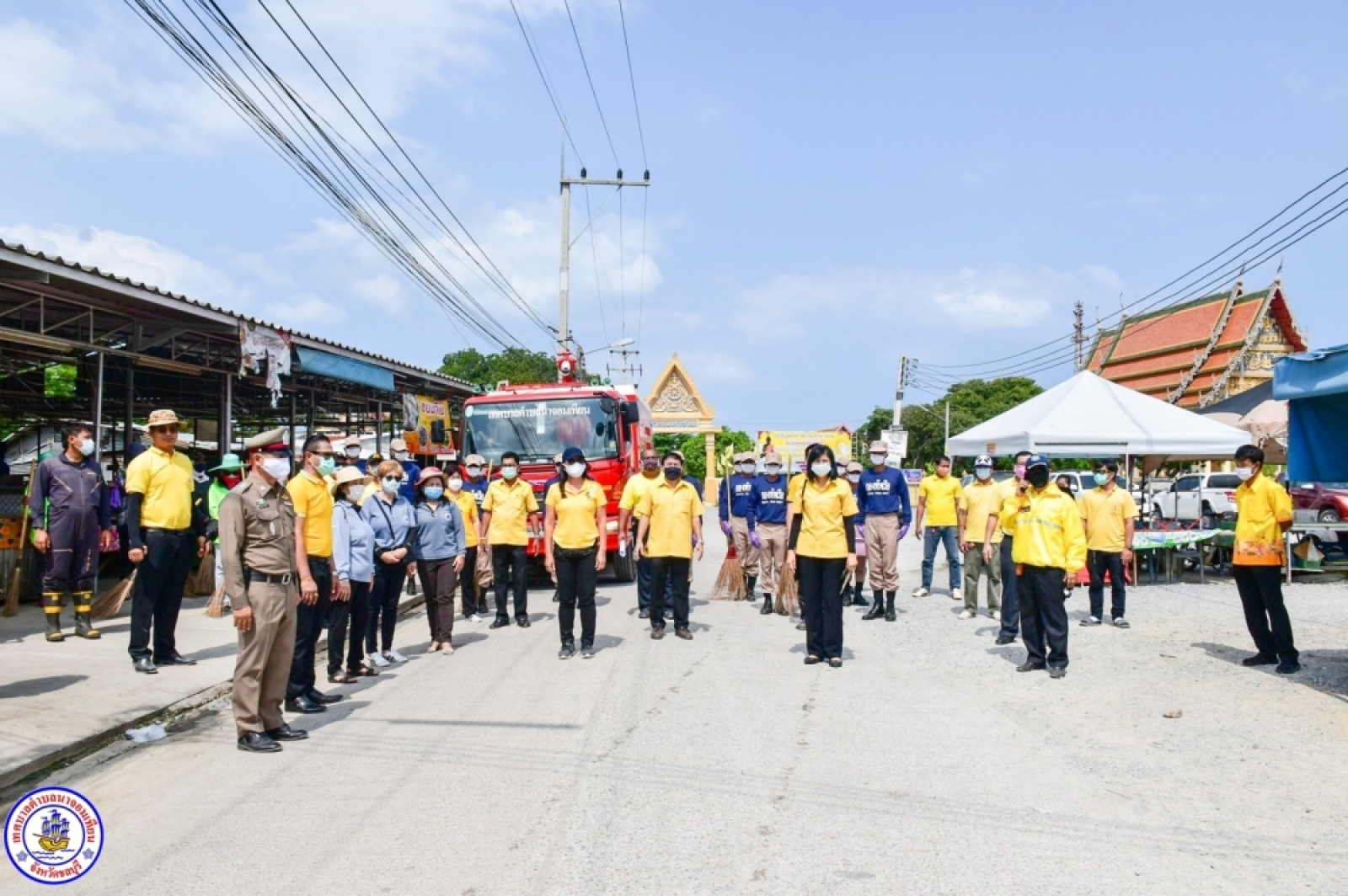 เทศบาลตำบลนาจอมเทียนดำเนินการล้างทำความสะอาดตลาดบ้านอำเภอตามโครงการสัตหีบปลอดภัยต้านภัยไวรัสโควิด19