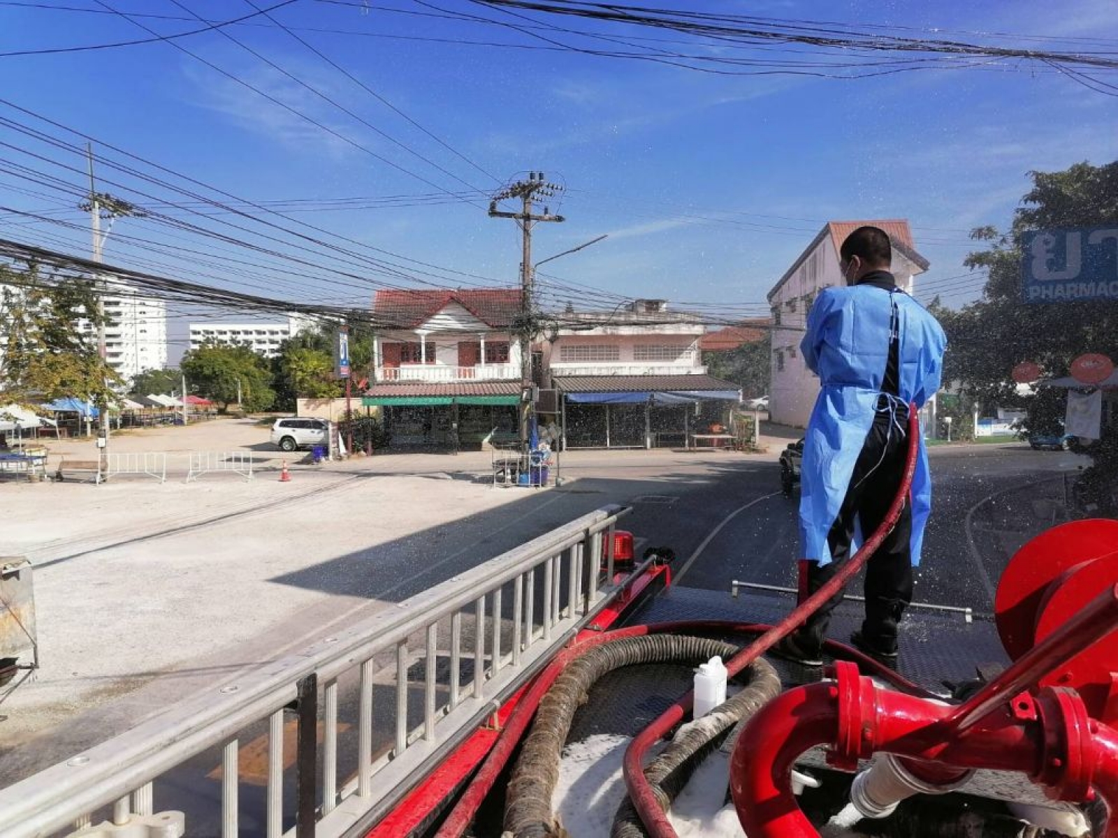 ฉีดพ่นยาฆ่าเชื้อและฉีดลดฝุ่นละอองขนาดเล็ก PM 2.5 ชุมชนบ้านน้ำเมา ม.2
