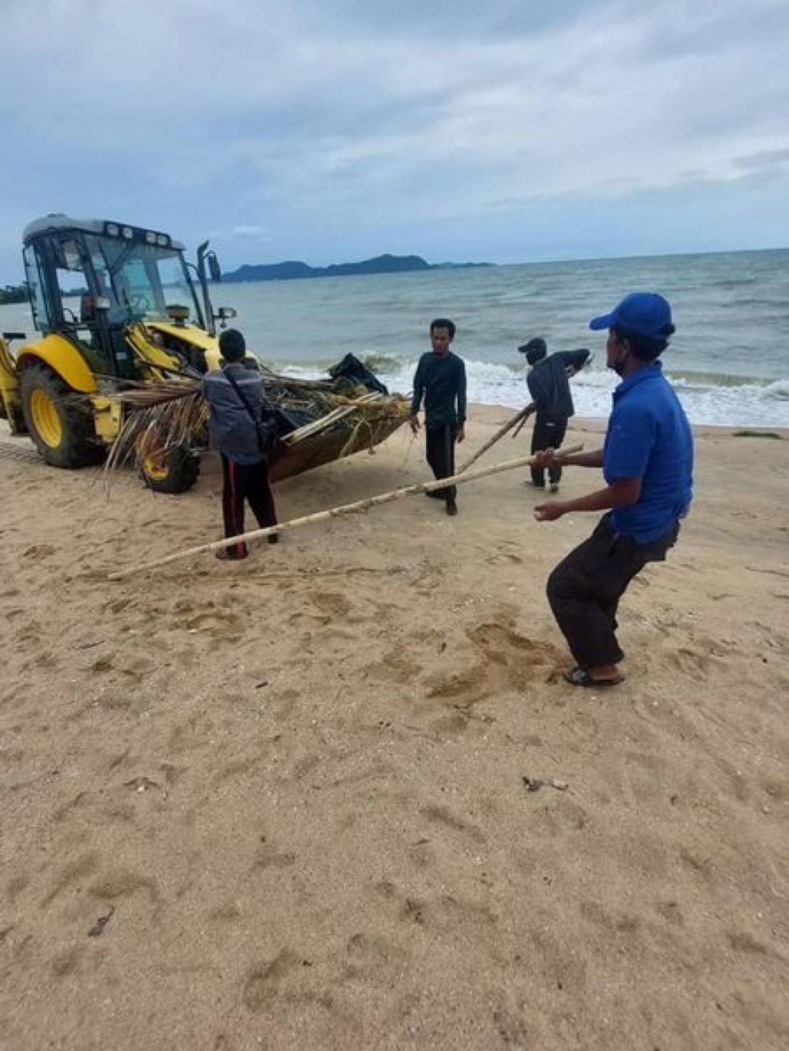 เจ้าหน้าที่กองช่างดำเนินการปรับ และเคลียร์พื้นที่ เก็บขยะ ตัดหญ้าถอนหญ้า เก็บเศษตัวหนอน ชายหาดบ้านอำเภอ ดูแลสวนสาธารณะ 2 ซ่อมไฟศูนย์สาธารณสุข