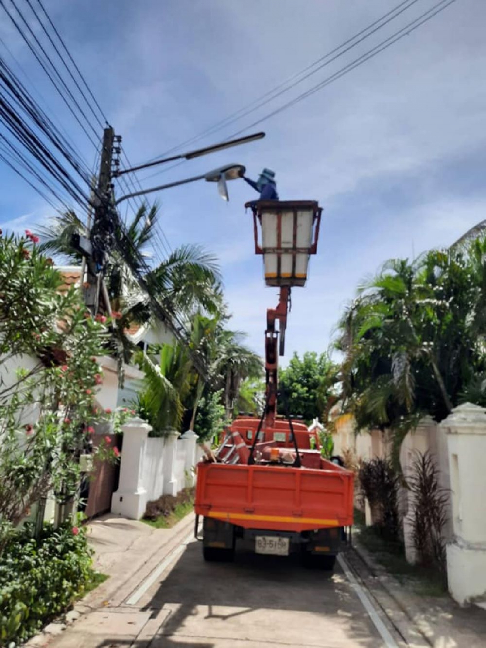 ดำเนินการซ่อมไฟหน้าเทศบาลตำบลนาจอมเทียน หลังมิโมซ่า ซอยนาจอมเทียน