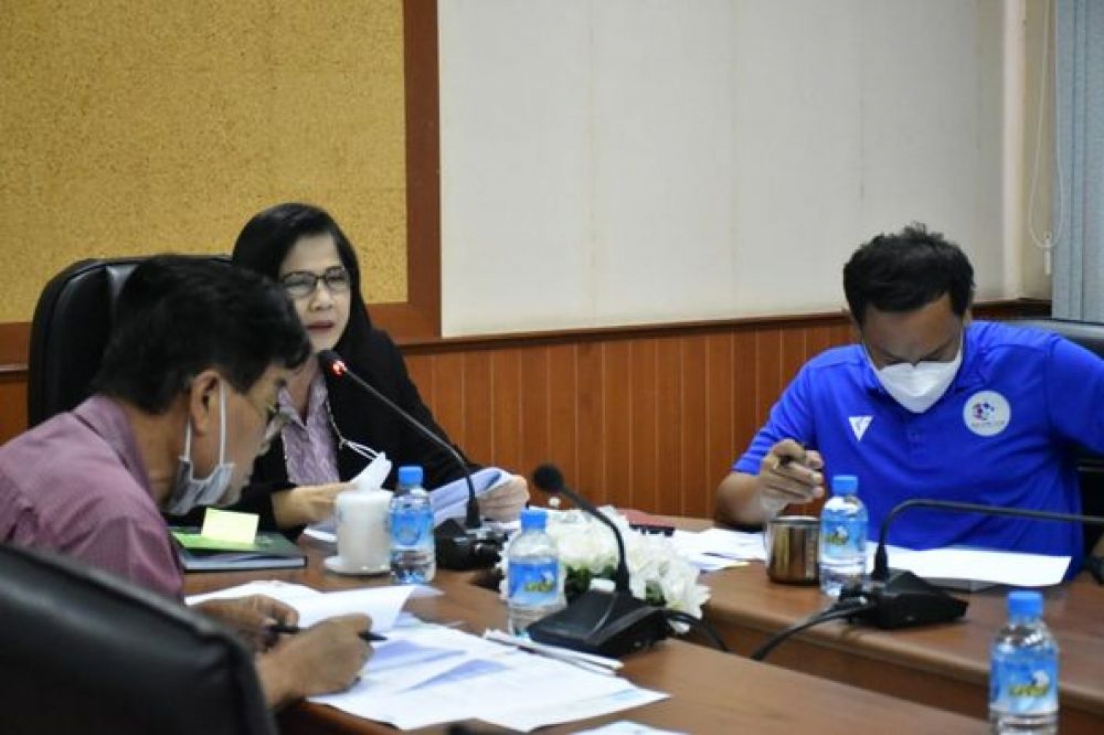 การประชุมคณะผู้บริหารและหัวหน้าส่วนราชการเทศบาลตำบลนาจอมเทียน